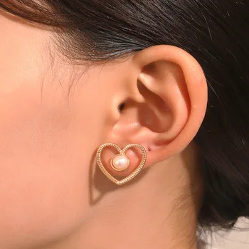 Europos ir Amerikos INS perlų meilės auskarai Moterų mada Temperamentas Nišos dizainas Tuščiaviduriai meilės smeigės auskarai Paprasti auskarai