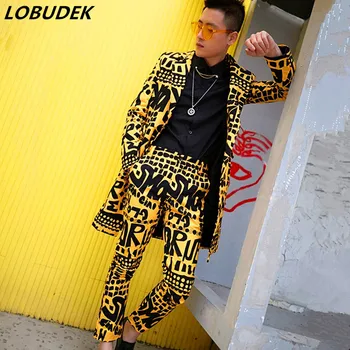 Fashion Men's Punk Stage Long Slim Fit Suits 2 dalių komplektas (švarkas+kelnės) Geltonų raidžių raštas Blazer kelnės Naktinio klubo kostiumas