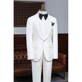 Prabangūs balti kostiumai vyrams Tiesus viengubas skara Atlapas Elegantiškas pilnas komplektas Vieno mygtuko 2 dalių švarko kelnės Pagal užsakymą pagamintos